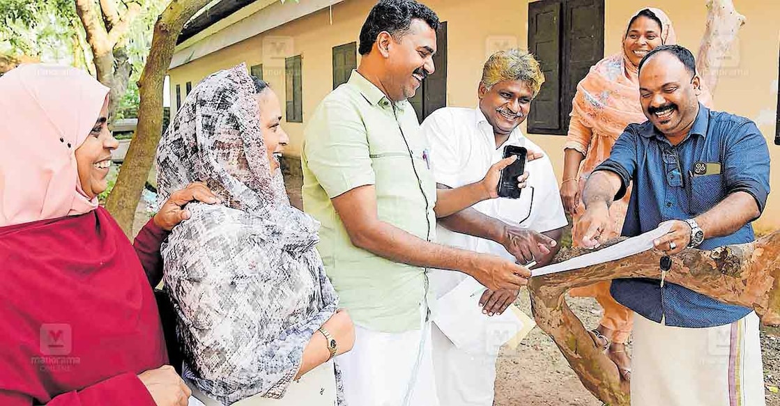 panchayat-members-10th-standard-exam പൂക്കോട്ടൂർ ഗവ.ഹയർസെക്കൻഡറി സ്കൂളിൽ പത്താം ക്ലാസ് തുല്യതാ പരീക്ഷ എഴുതി പുറത്തിറങ്ങിയ മൊറയൂർ പഞ്ചായത്ത് മെംബർമാരായ കെ.റഹ്മത്ത്, പി.മുറാജിന, വൈസ് പ്രസിഡന്റ് ജലീൽ മുണ്ടോടൻ, മെംബർമാരായ ആലിപ്പ എടക്കോടൻ, വി.ആരിഫ, സ്ഥിരസമിതി അധ്യക്ഷൻ സി.കെ.അനീസ് ബാബു എന്നിവർ ചോദ്യക്കടലാസ് വിശകലനം ചെയ്യുന്നു. മൊറയൂർ പഠനകേന്ദ്രത്തിനു കീഴിൽ ഒരു വർഷമായി പരിശീലനത്തിലായിരുന്നു ഇവർ. ചിത്രം: മനോരമ