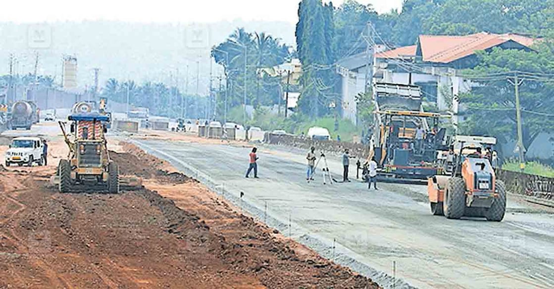 malappuram-kohinoor-highway-tarring തേഞ്ഞിപ്പലം കോഹിനൂരിൽ ആറുവരിപ്പാതയിലെ ടാറിങ് പുരോഗമിക്കുന്നു.