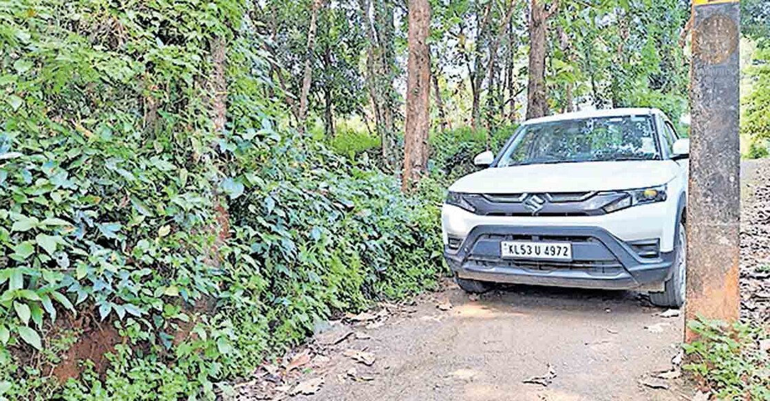 നെന്മിനി വില്ലേജ്പടി പ്രീമെട്രിക് ഹോസ്‌റ്റൽ റോഡിൽ അപകടഭീഷണിയായ വൈദ്യുതക്കാൽ. 