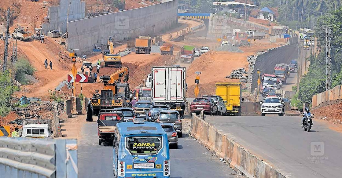 nh66 ചേലേമ്പ്ര കാക്കഞ്ചേരി വളവിൽ കോഴിക്കോട് ഭാഗത്തേയ്ക്കുള്ള 3 ട്രാക്കുകൾ വഴി എത്തിയ വാഹനങ്ങൾ വളവിലെ കുടുസ്സായ ബദൽ റോഡിൽ പ്രവേശിക്കാനായി ഊഴം കാത്ത് കിടക്കുന്നു. തൃശൂർ ഭാഗത്തേയ്ക്കുള്ള 3 ട്രാക്കുകളിൽ പ്രവേശിക്കാനായി കിഴക്ക് വശത്തെ സർവീസ് റോഡ് വഴിയുള്ള വാഹനങ്ങളാണ് വലത്ത്.