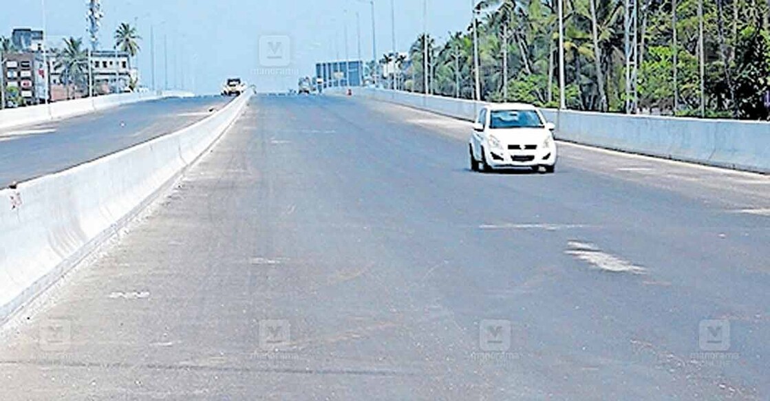 chamravattom-overbridge-opens-malappuram പൊന്നാനിയിൽ ചമ്രവട്ടം ജംക്ഷൻ ഭാഗത്തെ മേൽപാലവും റോഡും താൽക്കാലികമായി ഗതാഗതത്തിനായി തുറന്നപ്പോൾ.