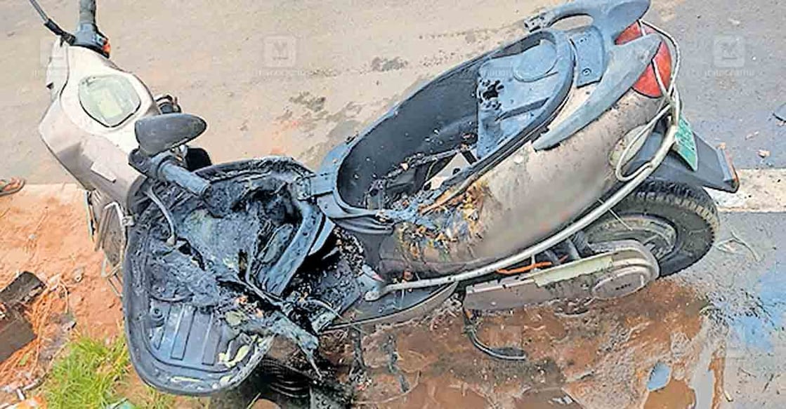 electric-scooter തിരൂർ പൂക്കയിൽ ഓടിക്കൊണ്ടിരിക്കെ കത്തിനശിച്ച ഇലക്ട്രിക്
സ്കൂട്ടർ.