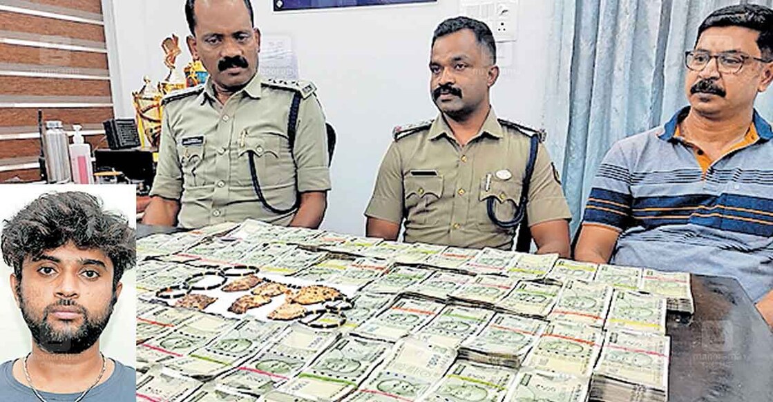 പെരിന്തൽമണ്ണയിലെ സ്വർണക്കവർച്ച കേസിൽ പ്രതികളിൽനിന്ന് പൊലീസ് പിടിച്ചെടുത്ത സ്വർണക്കട്ടികളും പണവും.  
