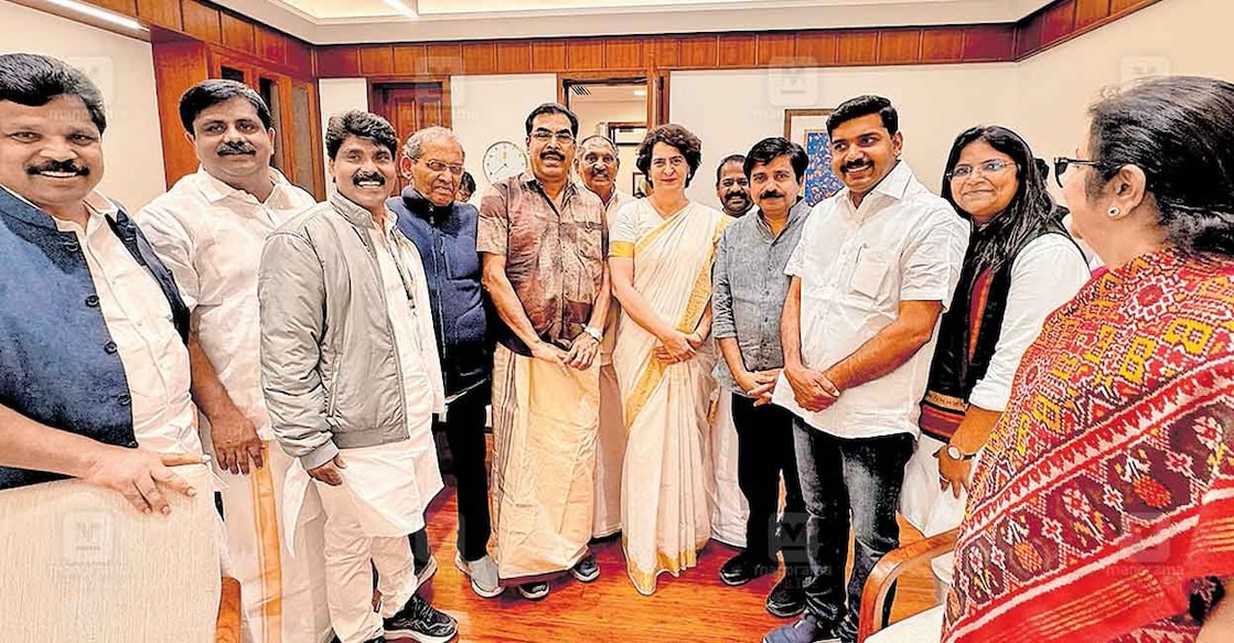 pledge വയനാട് എംപിമായി സത്യപ്രതിജ്ഞ ചെയ്ത ശേഷം പ്രിയങ്ക ഗാന്ധി എ.പി.അനിൽ കുമാർ എംഎൽഎ, കോഴിക്കോട് ഡിസിസി പ്രസിഡന്റ് കെ.പ്രവീൺ കുമാർ, ടി.സിദ്ദിഖ് എംഎൽഎ, മുസ്ലിം ലീഗ് വയനാട് ജില്ലാ പ്രസിഡന്റ് കെ.കെ.അഹമ്മദ്, പി.കെ.ബഷീർ എംഎൽഎ, വയനാട് ഡിസിസി പ്രസിഡന്റ് എൻ.ഡി.അപ്പച്ചൻ, ഐ.സി.ബാലകൃഷ്ണൻ എംഎൽഎ, കെപിസിസി ജനറൽ സെക്രട്ടറി ആര്യാടൻ ഷൗക്കത്ത്, മലപ്പുറം ഡിസിസി പ്രസിഡന്റ് വി.എസ്.ജോയ്, ജെബി മേത്തർ എംപി എന്നിവർക്കൊപ്പം പാർലമെന്റ് മന്ദിരത്തിൽ.