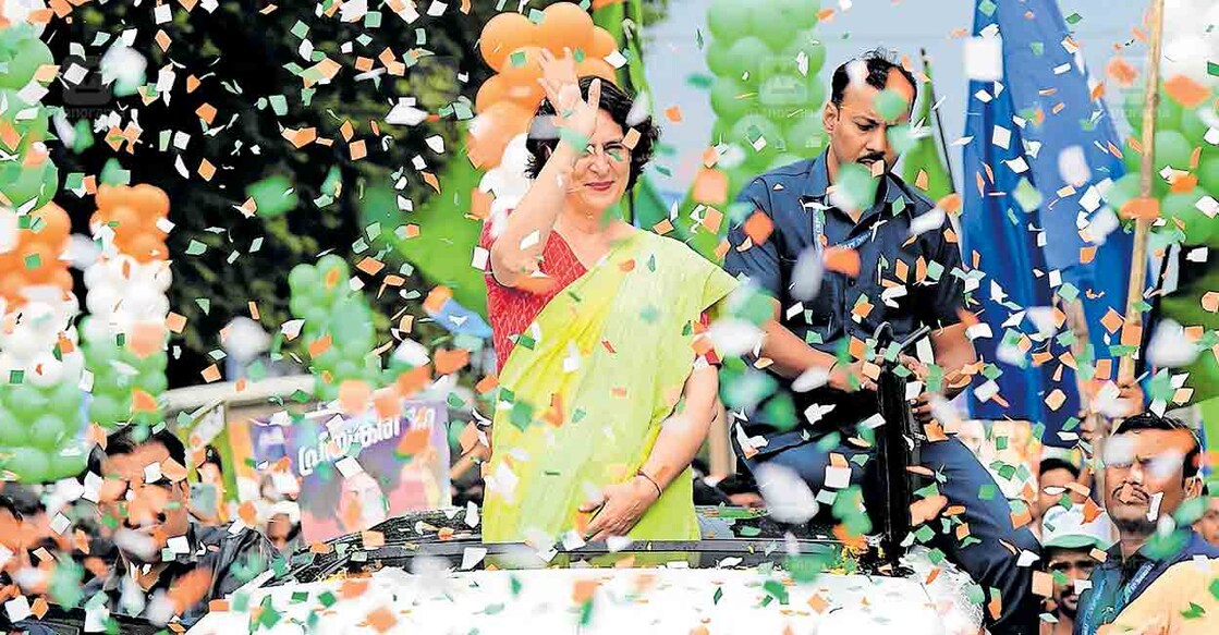 malappuram-priyanka-gandhi വയനാട് പാർലമെന്റ് മണ്ഡലം യുഡിഎഫ് സ്ഥാനാർഥി പ്രിയങ്ക ഗാന്ധി കിഴിശ്ശേരി അങ്ങാടിയിൽ നടന്ന തിരഞ്ഞെടുപ്പ് യോഗത്തിലേക്ക് എത്തുന്നു. ചിത്രം: ഫഹദ് മുനീർ ∙ മനോരമ