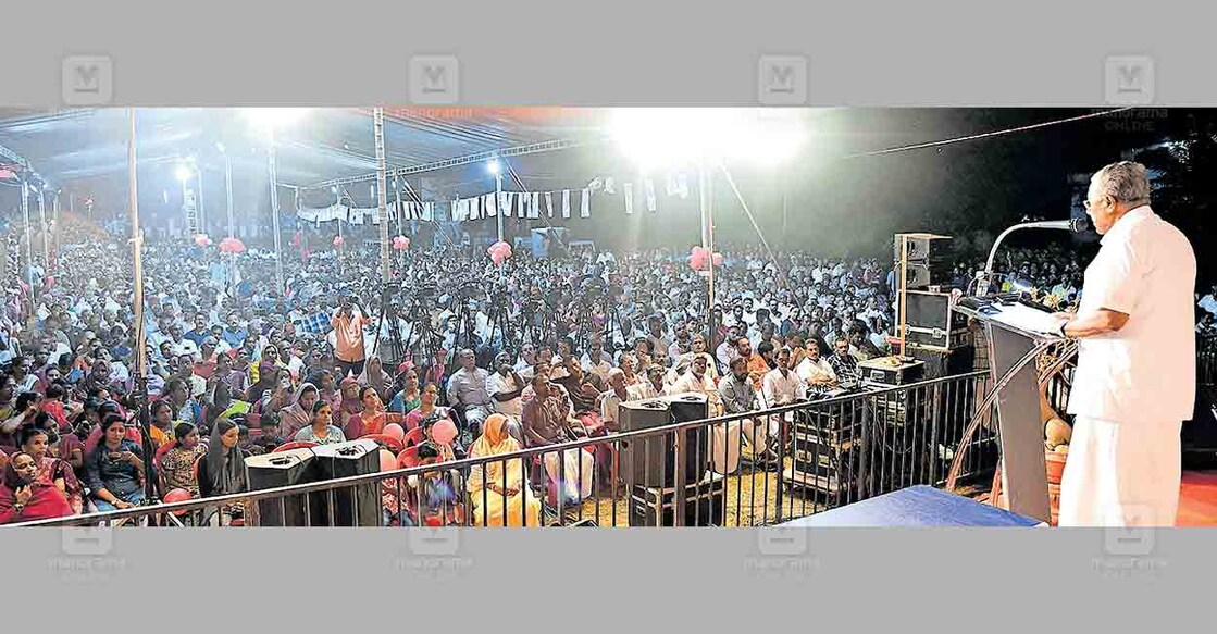 വയനാട് ലോക്സഭാ മണ്ഡലം ഉപതിരഞ്ഞെടുപ്പിനു മുന്നോടിയായി എടവണ്ണയിൽ നടത്തിയ എൽഡിഎഫ് തിരഞ്ഞെടുപ്പ് റാലി മുഖ്യമന്ത്രി 
പിണറായി വിജയൻ ഉദ്ഘാടനം ചെയ്യുന്നു.   ചിത്രം: മനോരമ  
