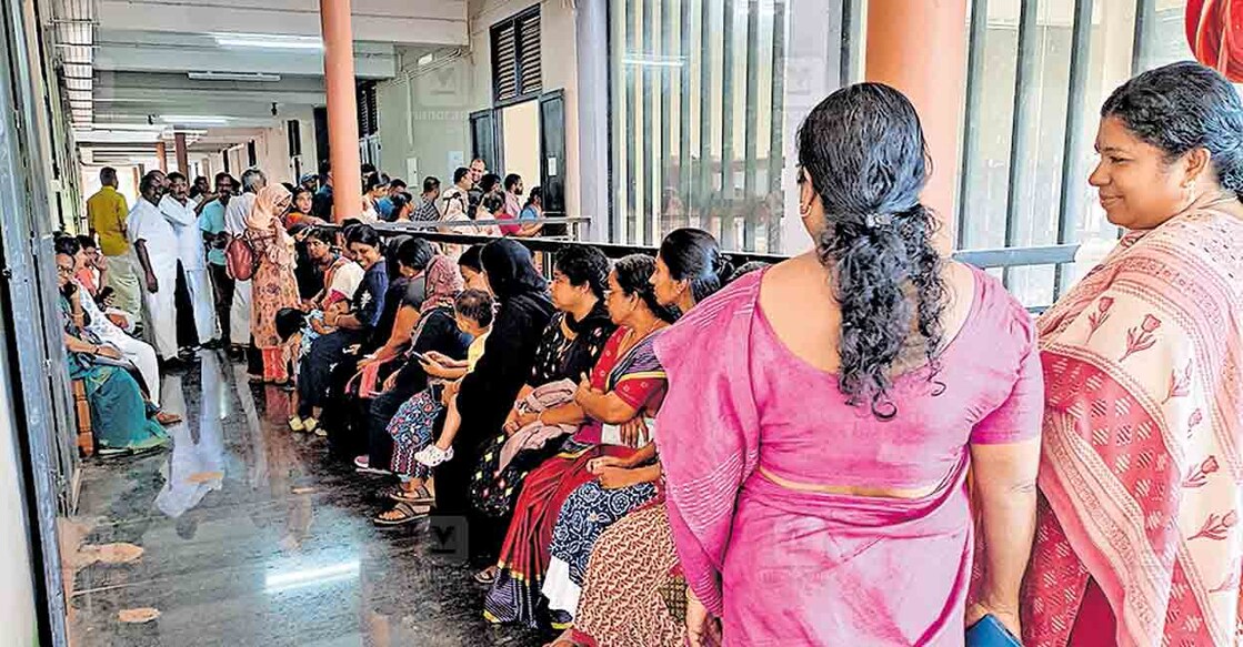 ഉപതിരഞ്ഞെടുപ്പ് നടന്ന മഞ്ചേരി നഗരസഭ കരുവമ്പ്രം വാർഡിലെ പോളിങ് ബൂത്ത് ആയ ഗവ.പോളി ടെക്നിക് കോളജ് ബൂത്തിൽ വോട്ട് ചെയ്യാൻ കാത്തിരിക്കുന്നവർ.