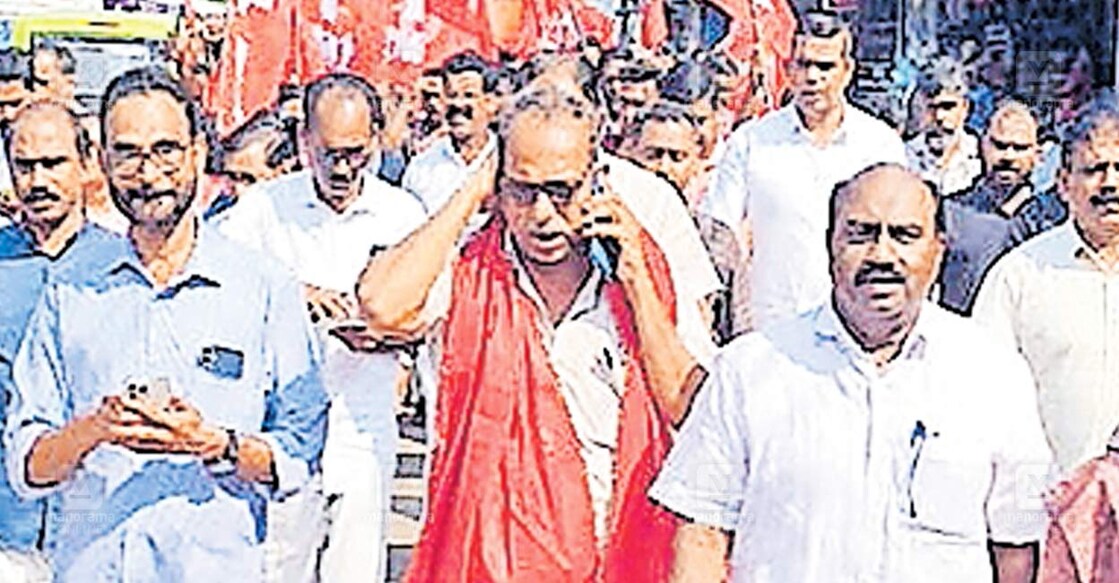 ആലങ്കോട് പഞ്ചായത്ത് ഉപതിരഞ്ഞെടുപ്പിൽ വിജയത്തിൽ എൽഡിഎഫ് ചങ്ങരംകുളത്ത് നടത്തിയ ആഹ്ലാദ പ്രകടനം  