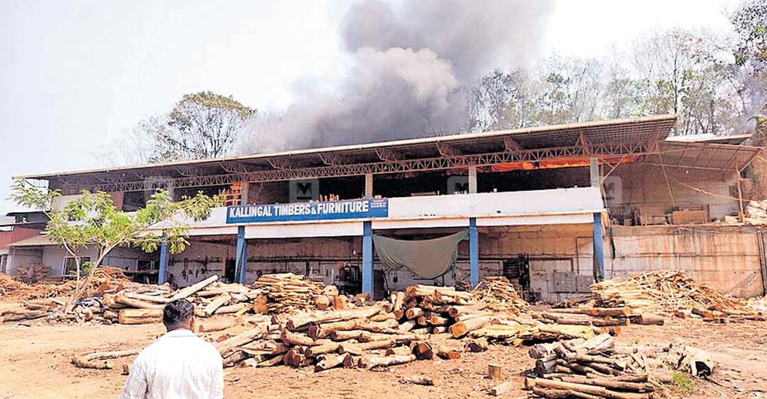 എടവണ്ണ പത്തപ്പിരിയം തുവ്വക്കാടിൽ ഫർണിച്ചർ നിർമാണശാലയിലുണ്ടായ തീപിടിത്തം.  