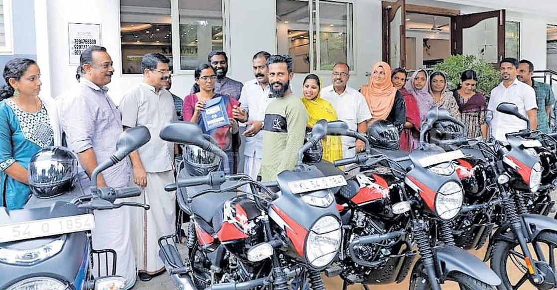 motorcycles വെളിയങ്കോട് പഞ്ചായത്തിൽ മത്സ്യത്തൊഴിലാളികൾക്ക് മോട്ടർ സൈ ക്കിൾ വിതരണം ചെയ്യുന്നതിന്റെ ഉദ്ഘാടനം പെരുമ്പടപ്പ് ബ്ലോക്ക് പഞ്ചായത്ത് പ്രസിഡന്റ് ഇ.സിന്ധു നിർവഹിക്കുന്നു.