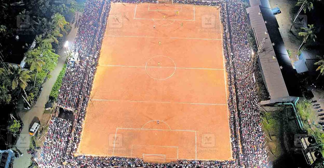 maqlappuram-football-view കണ്ണിമ വെട്ടാതെ മലപ്പുറത്തിന്റെ ഫുട്ബോൾ ആവേശം തുടരുകയാണ്. തിരൂർ ആലത്തിയൂരിൽ ഇന്നലെ രാത്രി നടന്ന സെവൻസ്
ഫുട്ബോളിന്റെ ആകാശക്കാഴ്ച. ഷാജു.വി.കാരാട്ട് പകർത്തിയ ചിത്രം