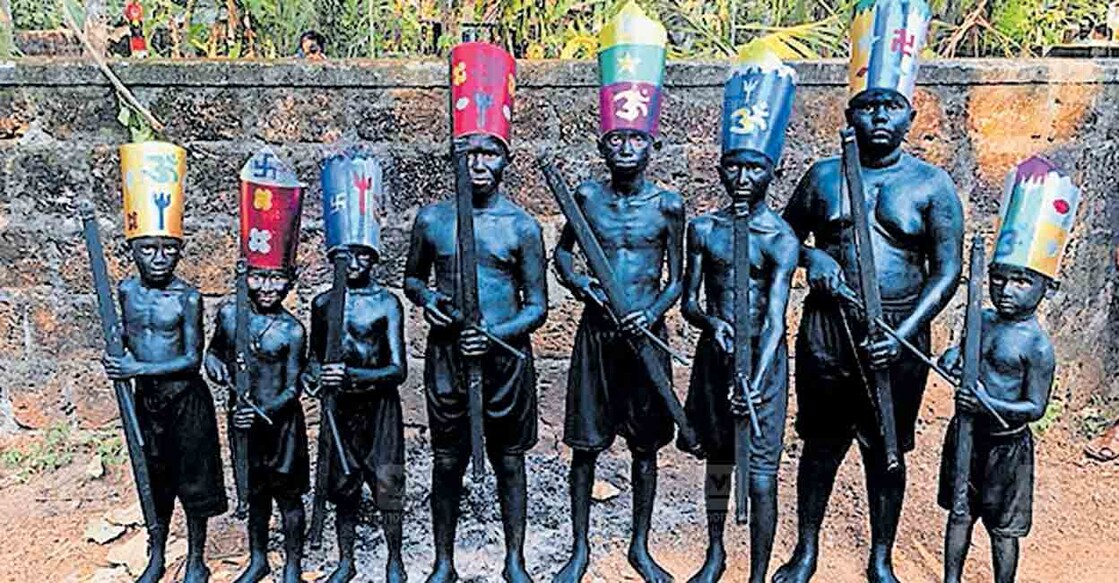 വൈരങ്കോട് ഭഗവതി ക്ഷേത്രത്തിലെ ചെറിയ തീയാട്ടുത്സവത്തിന് തച്ചംപറമ്പത്ത് കുടുംബത്തിലെ കാട്ടാളവേഷംകെട്ടിയ കുട്ടികൾ  