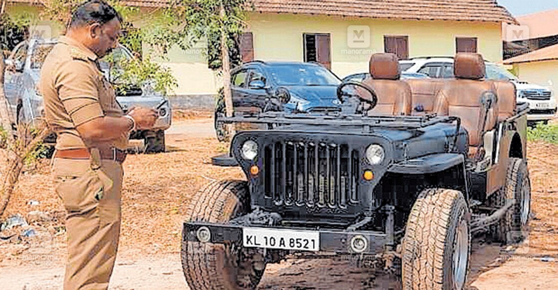 vehicle-checked-gif തിരുനാവായയിലെ സ്കൂളിൽ കുട്ടികളെത്തിച്ച വാഹനം മോട്ടർ വാഹന വകുപ്പ് ഉദ്യോഗസ്ഥർ പരിശോധിക്കുന്നു.