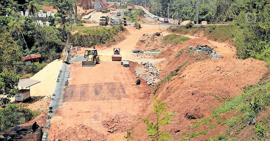 ചേലേമ്പ്ര കാക്ക‍ഞ്ചേരി വളവിൽ ചന്തയ്ക്ക് അടുത്തായി താഴ്‌വാരത്തിൽനിന്ന് കെട്ടിപ്പൊക്കി ദേശീയപാത നിർമിക്കുന്നു.  