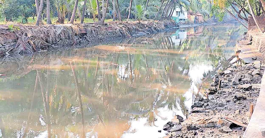 malappuram-canoli-canal സോളർ ബോട്ട് സർവീസുമായി ബന്ധപ്പെട്ട് പൊന്നാനിയിൽ ആഴംകൂട്ടൽ നടത്തിയ കനോലി കനാൽ പ്രദേശം.