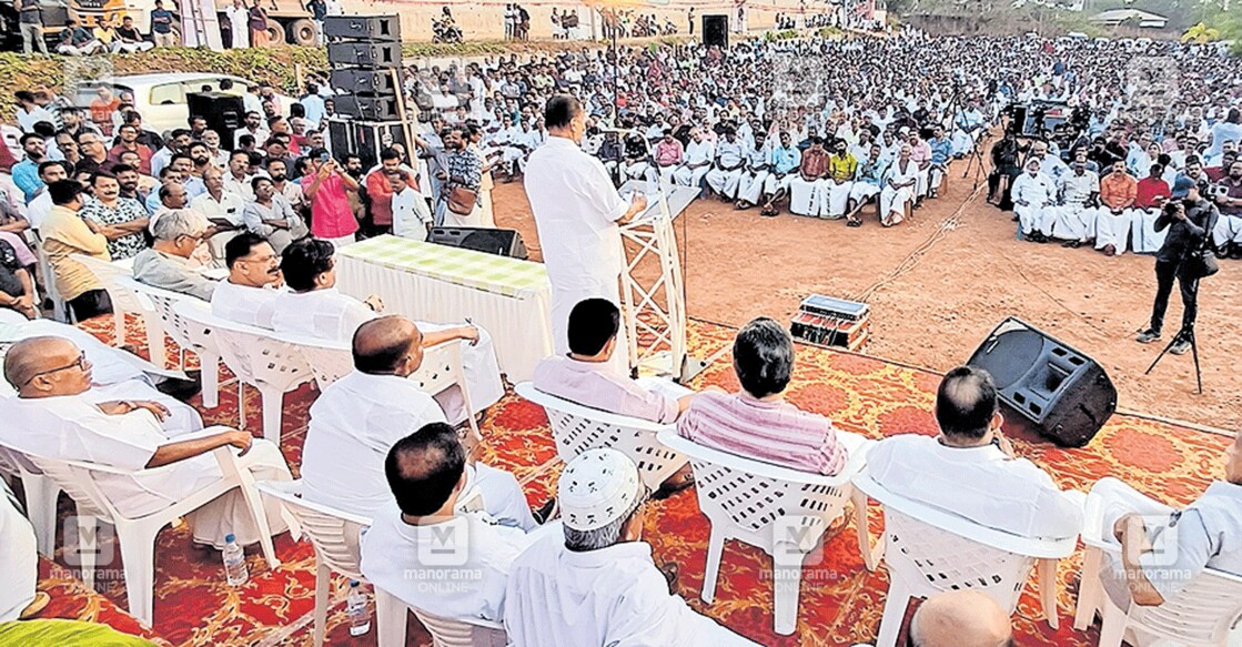 ഇടതുപക്ഷ ജനാധിപത്യ മുന്നണിയുടെ പൊന്നാനി ലോക്സഭാ മണ്ഡലം തിരഞ്ഞെടുപ്പ് കൺവെൻഷൻ കുറ്റിപ്പുറത്തു സിപിഎം സംസ്ഥാന സെക്രട്ടറി എം.വി. ഗോവിന്ദൻ ഉദ്ഘാടനം ചെയ്യുന്നു. മുൻനിരയിൽ ഇടത്തുനിന്ന് പി. നന്ദകുമാർ, കെ.ടി.ജലീൽ, മന്ത്രി വി. അബ്ദുറഹിമാൻ, എൽഡിഎഫ് സ്ഥാനാർഥി കെ.എസ്.ഹംസ, അജിത് കൊളാടി, പി. ശ്രീരാമകൃഷ്ണൻ, സിപിഎം ജില്ലാ സെക്രട്ടറി ഇ.എൻ. മോഹൻദാസ് എന്നിവർ സമീപം.  