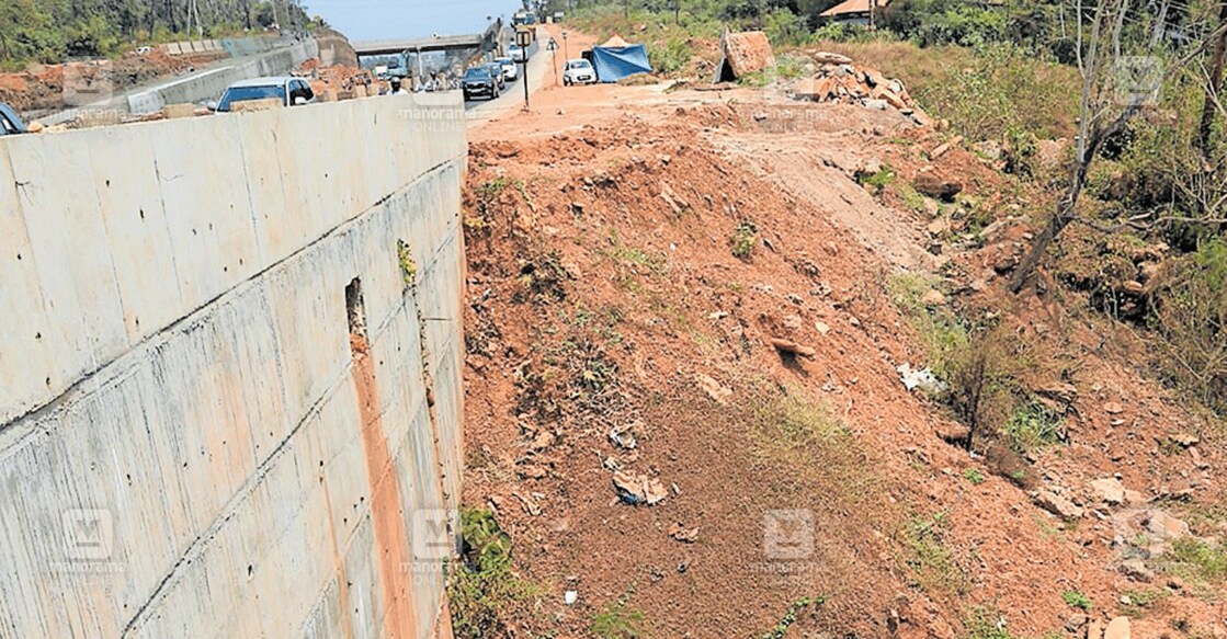 തേ‍ഞ്ഞിപ്പലം പൊലീസ് സ്റ്റേഷനടുത്തു ദേശീയപാതാ സർവീസ് റോഡിൽനിന്ന് ബൈക്ക് താഴ്ചയിലേക്കു വീണുണ്ടായ അപകടം. അപകടത്തിൽ‍ ബൈക്ക് യാത്രക്കാരൻ മരിച്ചു.  