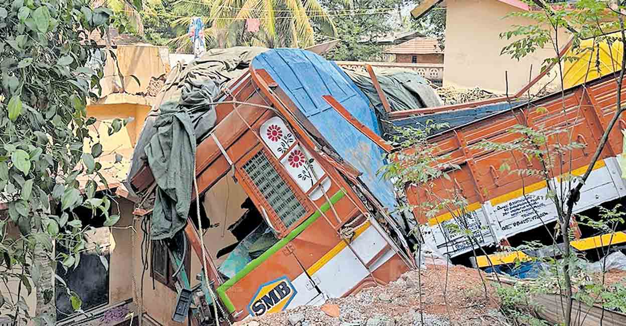 വിളിക്കാതെയെത്തിയ ലോറി ഈ വീടിന്റെ ദുരിതം; ഇപ്പോൾ കിടപ്പറയുടെ മുകളി ...