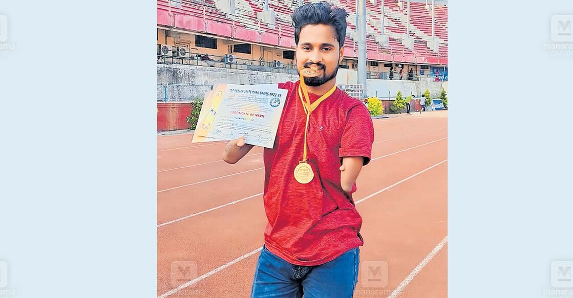 ജില്ലാ പാരാ സ്വിമ്മിങ് ചാംപ്യൻഷിപ്പിൽ നേടിയ സ്വർണ മെഡലുമായി മുഹമ്മദ് ഫായിസ്.