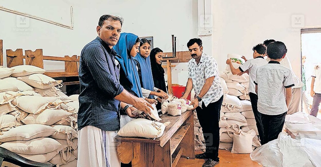 പറപ്പൂർ ‌ഐയു ഹയർ സെക്കൻഡറി സ്കൂളിന്റെ അരി വിപണനത്തിനായി പാക്കറ്റിലാക്കുന്നു.  