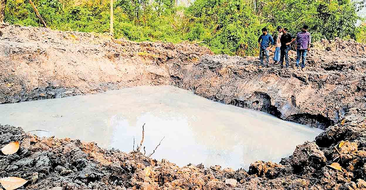 വെള്ളത്തിന് കാട്ടാനകൾ നാട്ടിലിറങ്ങേണ്ട; കാട്ടിൽ കുളം കുഴിച്ച് ...