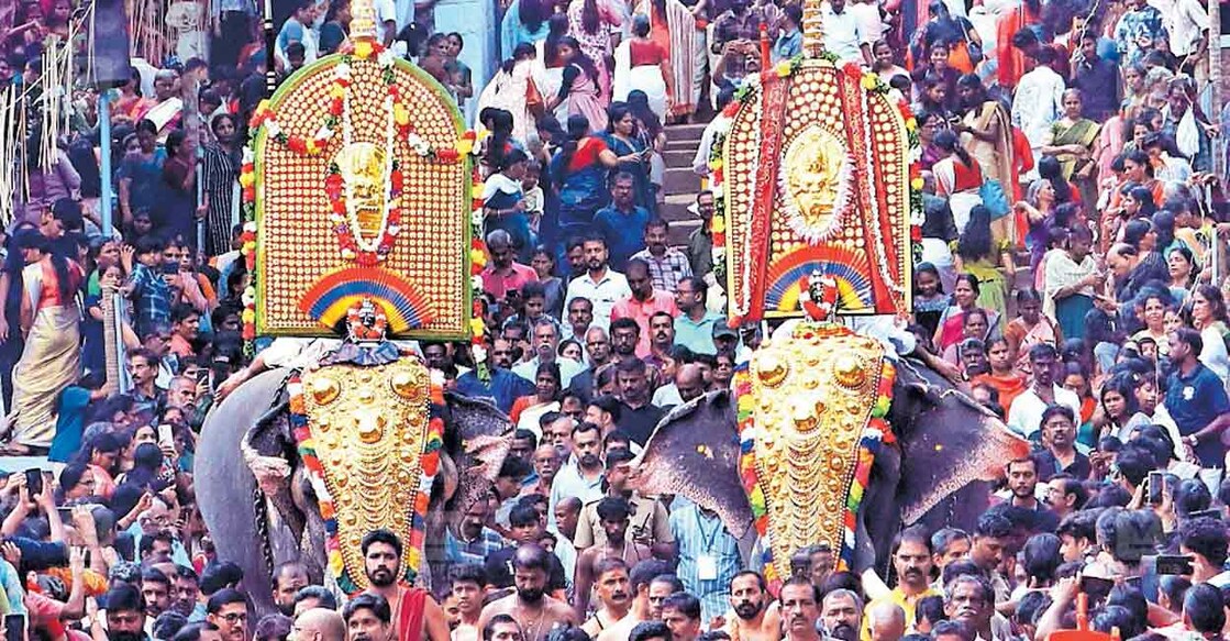 ഉത്സവഘോഷം അങ്ങാടിപ്പുറം തിരുമാന്ധാംകുന്ന് ഭഗവതി ക്ഷേത്രത്തിൽ എട്ടാം പൂരത്തോടനുബന്ധിച്ച് ശിവന്റെയും ഭഗവതിയുടെയും തിടമ്പ് വെവ്വേറെ ആനപ്പുറത്തായി ആറാട്ടിനായി എഴുന്നള്ളിക്കുന്നു.  