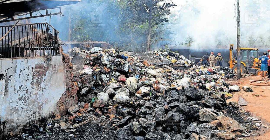 thenjipalam-fire തീ ബാക്കിവച്ചത് തേഞ്ഞിപ്പലത്ത് തീപിടിത്തത്തെത്തുടർന്ന് പൊളിച്ച വ്യവസായകേന്ദ്രം കെട്ടിടത്തിനകത്തെ ശേഷിപ്പുകൾ. അജൈവ മാലിന്യസംഭരണ കേന്ദ്രമായി ഉപയോഗിച്ചിരുന്നതാണ് കെട്ടിടം.