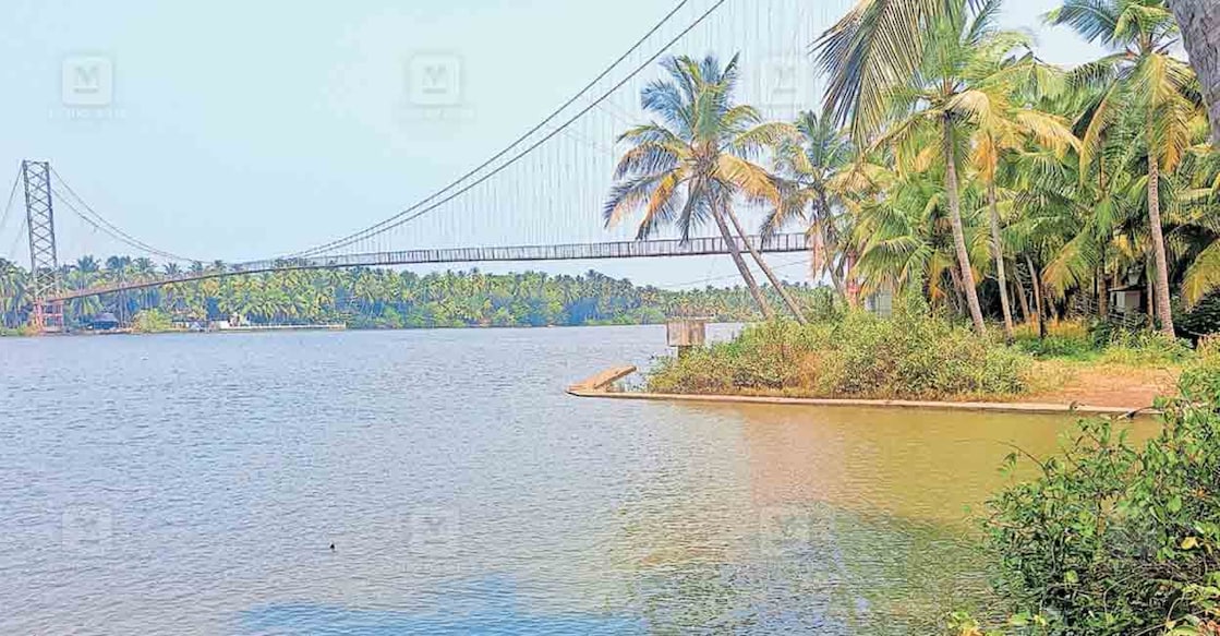 


മംഗലം പെരുന്തിരുത്തിയിൽ മഹാകവി വള്ളത്തോളിന്റെ സ്മരണയ്ക്കായി പുഴയോരം പൂങ്കാവനം നിർമിക്കാൻ തീരുമാനിച്ച സ്ഥലം.  