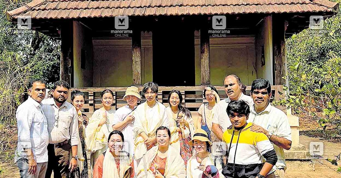 ആയുർവേദ മർമ ചികിത്സയുടെ പൊരുളറിയാൽ കേരളത്തിലെത്തിയ ജപ്പാൻ സംഘം തിരുനാവായ 
താഴത്തറ ചങ്ങമ്പള്ളി കളരിക്കു മുന്നിൽ. 
