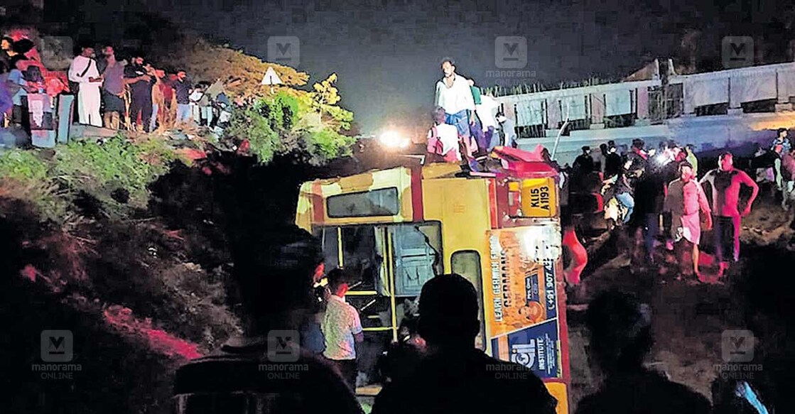 ദേശീയപാത തലപ്പറയിൽ കെഎസ്ആര്‍ടിസി ബസ് മറിഞ്ഞുണ്ടായ അപകടം.

