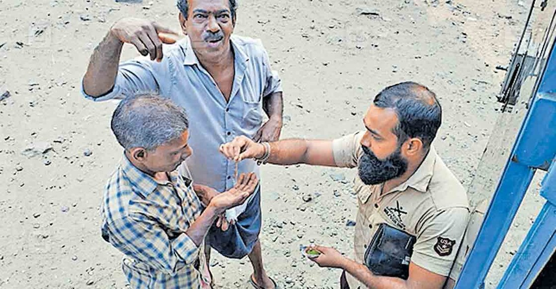 വീണുകിട്ടിയ സ്വർണാഭരണം തൂത പാറലിൽ ബസ് കണ്ടക്‌ടർ മുഹമ്മദ് റിയാസ് ഉടമ അയ്യപ്പന് കൈമാറുന്നു.  