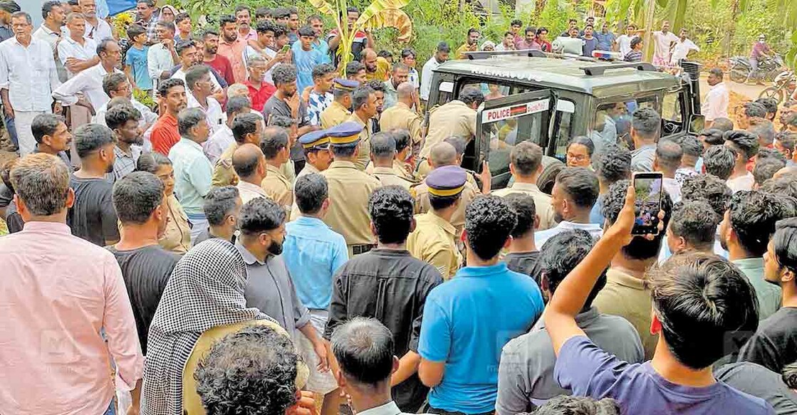 രണ്ടര വയസ്സുകാരി കൊല്ലപ്പെട്ട കേസിൽ പ്രതിയായ പിതാവ് ഫായിസിനെ ഉദിരംപൊയിലിലെ വീട്ടില്‍ തെളിവെടുപ്പിനെത്തിച്ചപ്പോള്‍ തടിച്ചുകൂടിയ നാട്ടുകാർ.  
