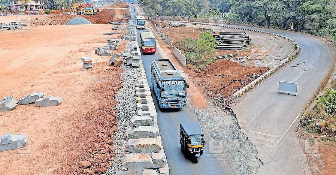 malappuram-panambara പാണമ്പ്ര വളവിന് ഇന്നു ദുരന്ത വാർഷികം. 1990 ഏപ്രിൽ 4ന് 24 പേരുടെ മരണത്തിന് ഇടയാക്കിയ ബസ് അപകടമുണ്ടായ വളവിന്റെ ശേഷിപ്പാണു വലത്ത്. നിർമാണ ഘട്ടത്തിലുള്ള പുതിയ ആറുവരിപ്പാതയാണ് ഇടതുഭാഗത്ത്. പുതിയ സർവീസ് റോഡ് വഴി വാഹനങ്ങൾ പോകുന്നതും കാണാം.