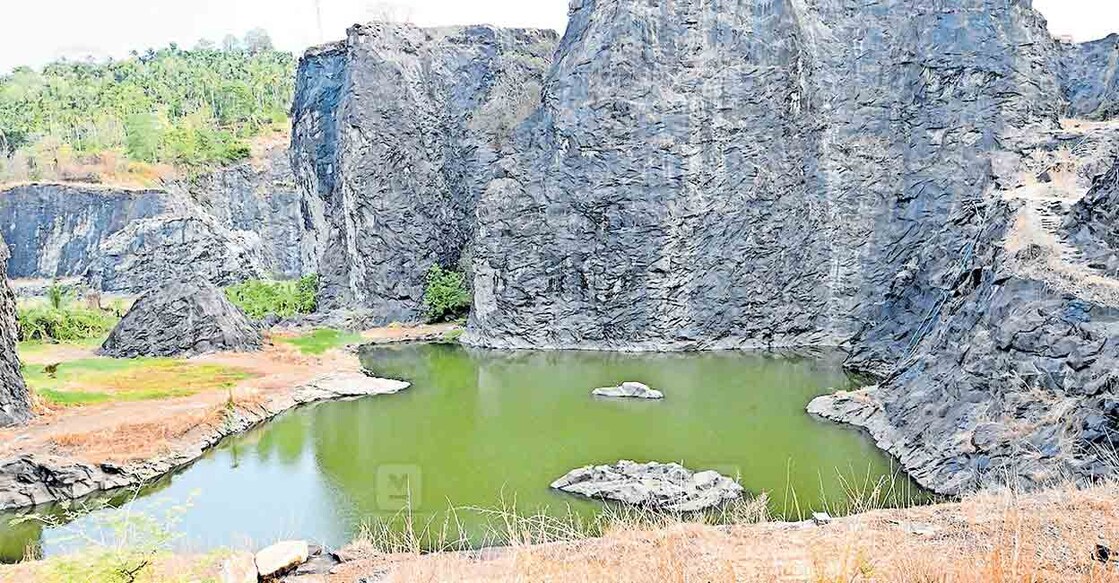 malappuram-quarry
രണ്ടു കുട്ടികൾ മുങ്ങിമരിച്ച മേൽമുറി പൊടിയാട്ടിലെ ക്വാറി. ചിത്രം: മനോരമ