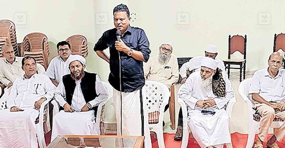 കരിപ്പൂർ ഹജ് ഹൗസിൽ ഹജ് ക്യാംപ് സംഘാടക സമിതി യോഗം സമിതി ചെയർമാൻ പി.വി.അബ്ദുൽ വഹാബ് എംപി ഉദ്ഘാടനം ചെയ്യുന്നു. 