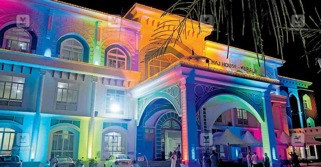 

ഹജ് ക്യാംപിനോടനുബന്ധിച്ച് ദീപാലംകൃതമായ കരിപ്പൂർ ഹജ് ഹൗസ്.  