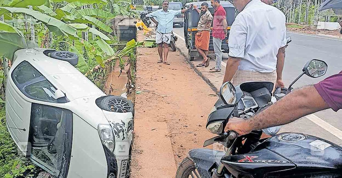 പന്നി കുറുകെ ചാടിയതിനെത്തുടർന്ന് കരുവാരകുണ്ട് ചീനിപ്പാടത്ത് നിയന്ത്രണംവിട്ടു മറിഞ്ഞ കാർ  