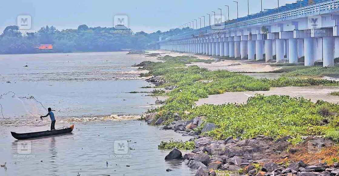 പുനർനിർമാണം നടക്കുന്ന ചമ്രവട്ടം റഗുലേറ്ററിനു സമീപത്തുനിന്നുള്ള ഭാരതപ്പുഴയുടെ ദൃശ്യം. ഷാജു.വി.കാരാട്ട് പകർത്തിയ ചിത്രം.  