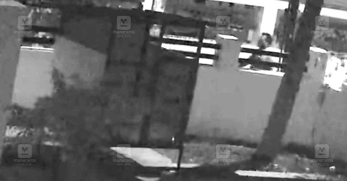 മോഷ്ടാവിന്റേതായി  സംശയിക്കുന്ന സിസിടിവി ദൃശ്യം പൊലീസ് പുറത്തു വിട്ടപ്പോൾ. 