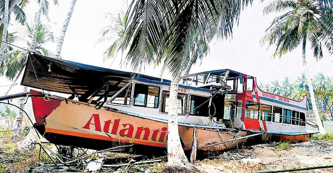 താനൂർ അപകടത്തിൽപ്പെട്ട ബോട്ട് കരയ്ക്കെത്തിച്ചപ്പോൾ.       ചിത്രം: മനോരമ  