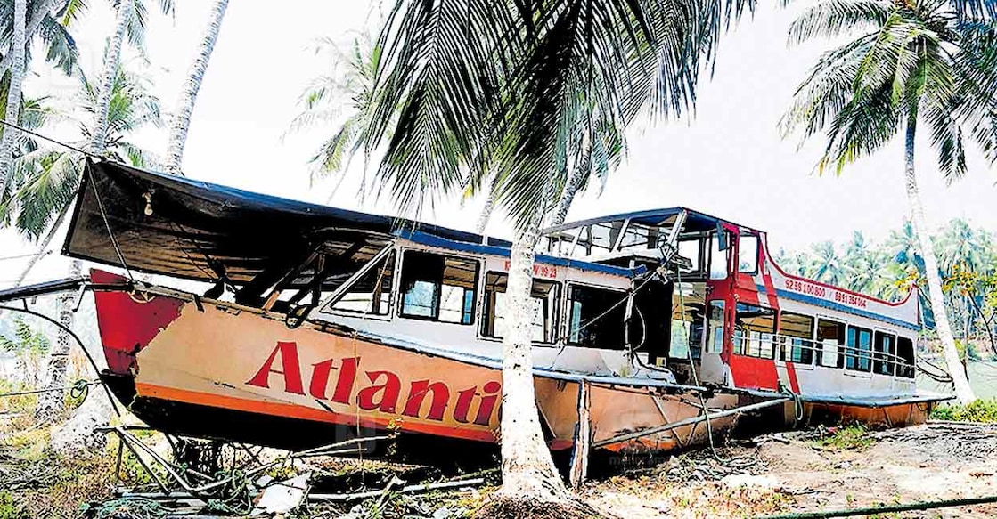 boat താനൂർ അപകടത്തിൽപ്പെട്ട ബോട്ട് കരയ്ക്കെത്തിച്ചപ്പോൾ. ചിത്രം: മനോരമ
