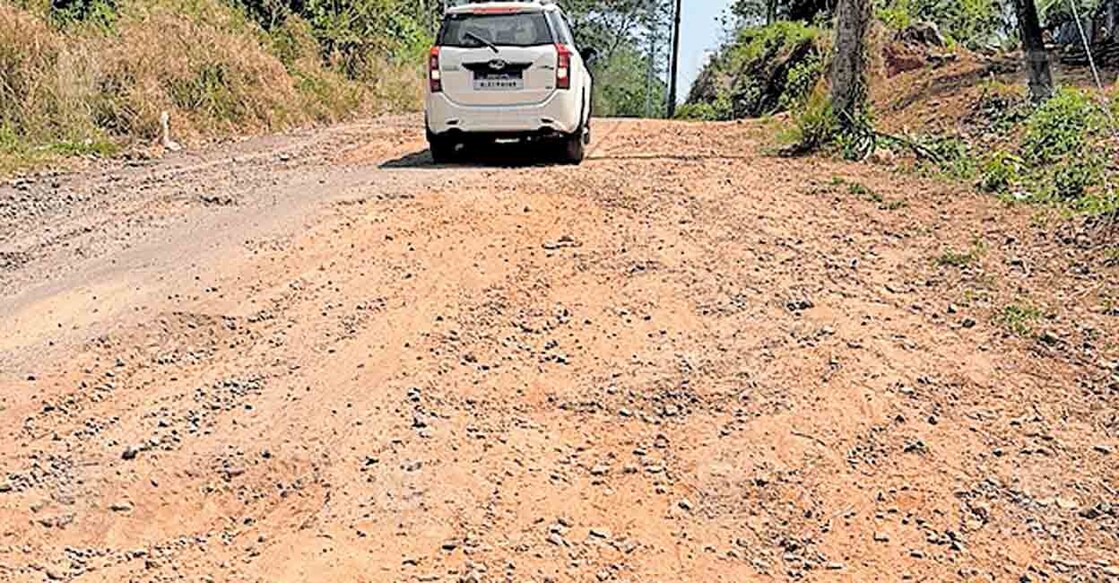 പ്രാഥമിക അറ്റകുറ്റപ്പണി പോലും നടത്താതെ പാടേ തകർന്നു കിടക്കുന്ന ചേലാമലയിലെ അലിഗഡ് മുസ്‌ലിം സർവകലാശാലാ മലപ്പുറം സെന്ററിലേക്കുള്ള റോഡ്.  





