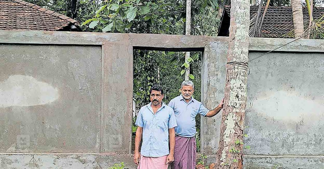 malapuram-somasundaran-abdhurasak കരിപ്പൂർ പാലക്കാപറമ്പ് ഭാഗത്തു താമസിക്കുന്ന കളത്തിൽ സോമസുന്ദരൻ, കോട്ടപ്പറമ്പിൽ അബ്ദുറസാഖ് എന്നിവർ എയർപോർട്ട് അതോറിറ്റിയുടെ ചുറ്റുമതിലിൽ താൽക്കാലികമായി ഏർപ്പെടുത്തിയ വഴിയിലൂടെ പുറത്തേക്കിറങ്ങുന്നു. ഏതുനിമിഷവും ഈ വഴിയും അടയ്ക്കും. അതോടെ ഇവരുടെ വീടുകളിലേക്കുള്ള വഴി ഇല്ലാതാകും.