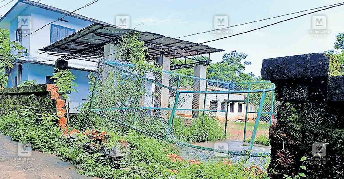 എടപ്പാൾ തുയ്യം ഗവ. എൽപി സ്കൂളിന്റെ തകർന്ന  ചുറ്റുമതിൽ