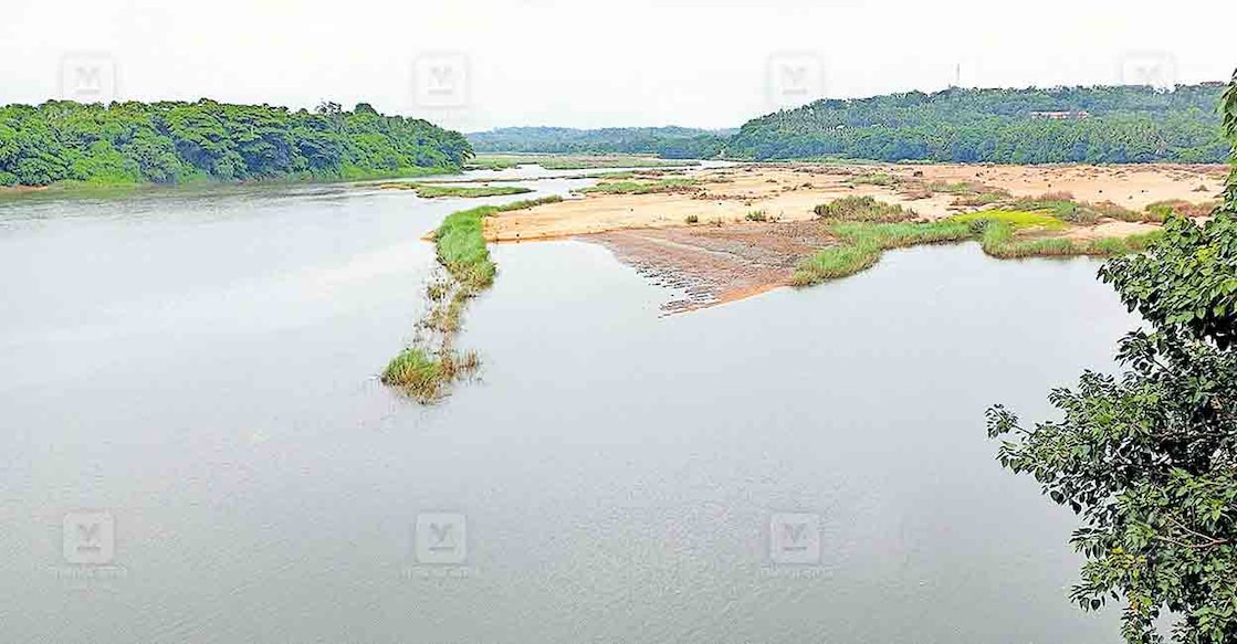 



മഴ നിലച്ചതോടെ ജനിരപ്പ് താഴ്ന്ന ഭാരതപ്പുഴ. പുഴയുടെ മധ്യഭാഗത്തെ മണൽപരപ്പും പുൽക്കാടുകളും കാണാം. കുറ്റിപ്പുറം പാലത്തിന് മുകളിൽ നിന്നുള്ള ദൃശ്യം.  
