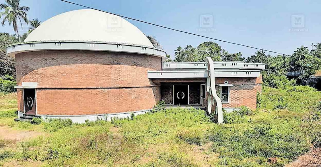  പാലത്തിങ്ങൽ ചീർപ്പിങ്ങലിലെ സയൻസ് പാർക്ക് കെട്ടിടം.  