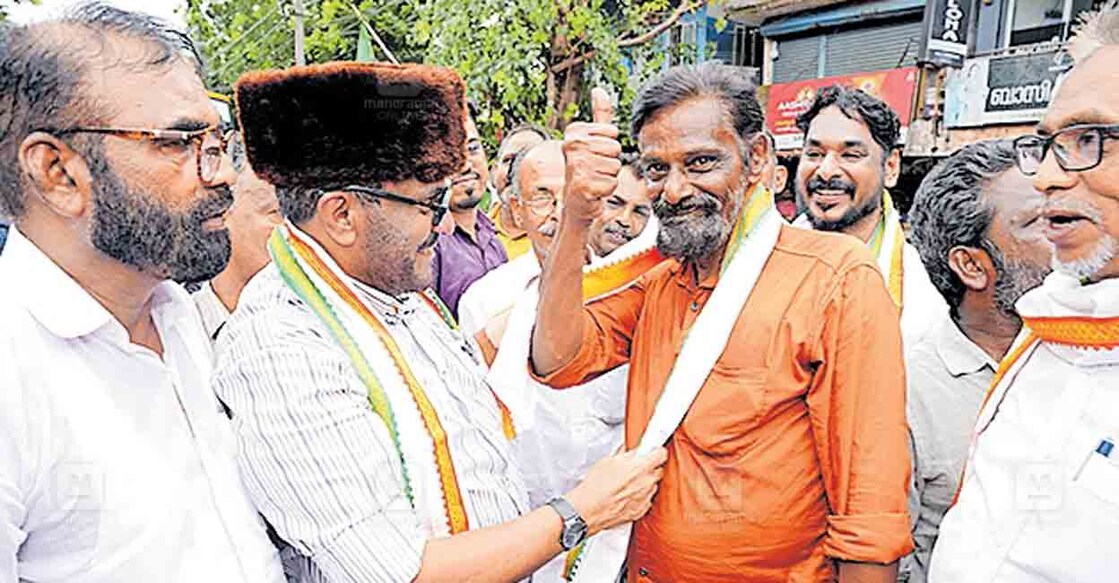 malappuram-unnikrishnan-abdhusamad-asadani
ഉണ്ണിക്കൃഷ്ണനെ ഇന്നലെ വീണ്ടും കണ്ടുമുട്ടിയപ്പോൾ എം.പി.അബ്ദുസ്സമദ് സമദാനി ഷാൾ അണിയിക്കുന്നു.
