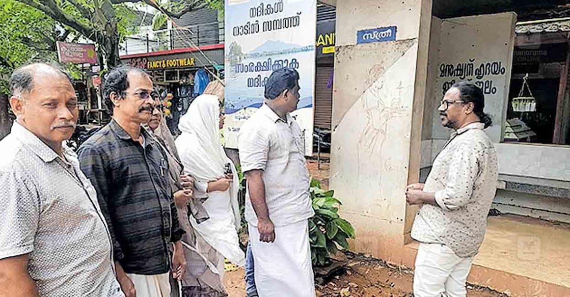 എടപ്പാൾ നടുവട്ടത്തെ ബസ് കാത്തിരിപ്പുകേന്ദ്രത്തിൽ ആർട്ടിസ്റ്റ് നമ്പൂതിരി വരച്ച ചിത്രം സാമൂഹിക വിരുദ്ധർ തകർത്തത് വട്ടംകുളം പഞ്ചായത്ത് പ്രസിഡന്റ് എം.എ.നജീബിന്റെ നേതൃത്വത്തിൽ പരിശോധിക്കുന്നു. 