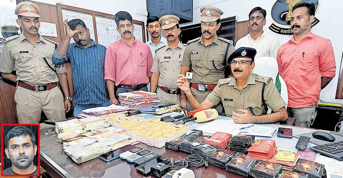 



സിംകാർഡ് തട്ടിപ്പുകേസ് പ്രതിയിൽനിന്നു പിടിച്ചെടുത്ത സിം കാർഡുകളും പണവും അനുബന്ധ ഉപകരണങ്ങളുമായി മലപ്പുറം ജില്ലാ പൊലീസ് മേധാവി എസ്.ശശിധരൻ(ഇൻസെറ്റിൽ  അബ്ദുൽ ഷമീർ).  