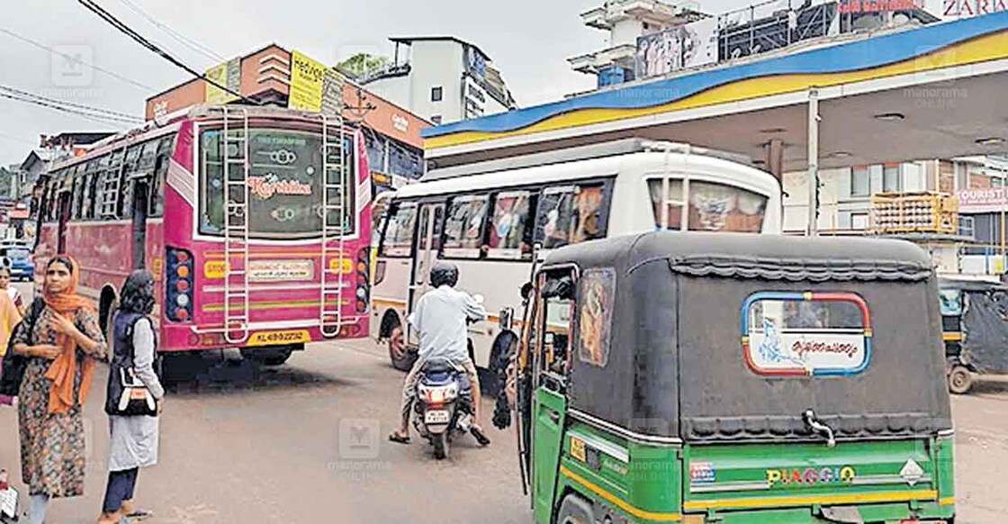 
എടപ്പാൾ ടൗണിൽ യാത്രക്കാരെ കയറ്റുന്ന സ്വകാര്യ ബസ്.  